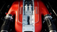 Ferrari ще запази V12 двигателите