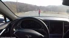 Мъж тества автопилота на Tesla върху жена си