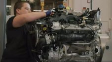 Mercedes-AMG показа как сглобява двигателите си