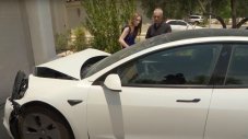 Tesla Model 3 полудя и започна да блъска всичко наоколо