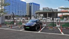 Tesla води борба с конвенционалните автомобили, блокиращи станциите за зареждане