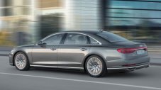 Audi показа колко комфортно вози новото A8 (ВИДЕО)