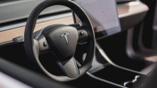 Бебе си накупи екстри на Tesla за 10 000 долара