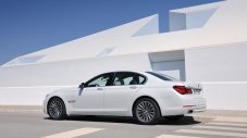 Задава се BMW 720i
