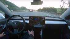 Tesla демонстира как работи новият автопилот (ВИДЕО)