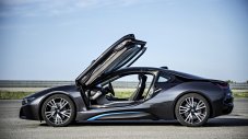 BMW i8 образува дълъг лист с чакащи