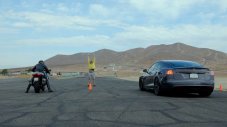 Най-мощната Tesla се пробва срещу два супербайка