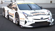 Toyota Prius в състезателни дрехи
