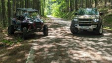Закарай ме до върха: Land Rover Defender срещу Polaris RZR