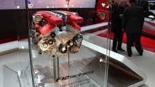 Ferrari ще прави хибриден V12