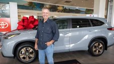 Toyota подари нова кола на собственик на Highlander с пробег 1,6 млн км
