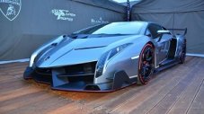 Едно от трите Lamborghini Veneno се продава