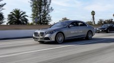 Феновете на Tesla се подиграват на Mercedes-Benz