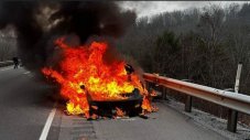 Пожарникари използваха 55 000 литра вода, за да загасят горяща Tesla Model S