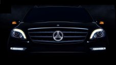 Светещата емблема вкарва в сервиза хиляди SUV на Mercedes