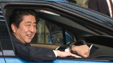 Премиерът на Япония получи първата Toyota Mirai
