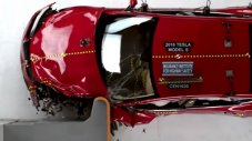 Tesla S и BMW i3 не се справиха с краш-тестове