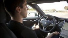 Защо новата Tesla следи шофьора с видеокамера?