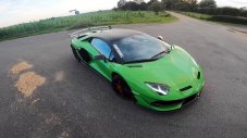 Как се справя Lamborghini Aventador SVJ в реални условия?