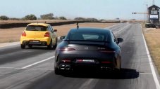Може ли Suzuki Swift Sport да изпревари Mercedes-AMG GT 63 S?