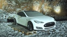 Собственик на Tesla Model S я взриви с кукла на Мъск вътре