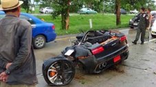 Удар в дърво разполови Lamborghini. Шофьорът е навредим