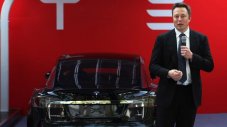 Акционерите в Tesla не уволниха Мъск, а той  обеща малък хечбек