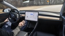 Бивш шеф на Tesla атакува компанията