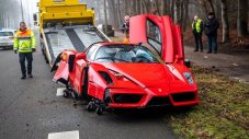 Още едно от 400-те Ferrari Enzo беше разбито