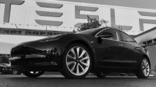 Илон Мъск показа серийния Tesla Model 3