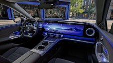 Телевизор с колела: Mercedes показа електрическата C-Class отвътре