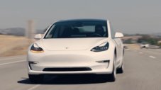 Илон Мъск накара майка си да чака за Tesla Model 3