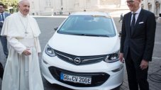 Opel подари Ampera-e на папа Франциск