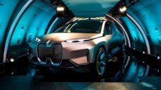 BMW показа големия си електрически SUV в самолет