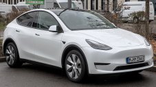 Tesla заключи бебе, бабата вика пожарна
