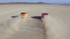 Ford Mustang и Chevrolet Camaro се надпреварват в пустинята (ВИДЕО)