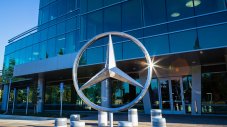 Шеф на Daimler нападна китайци със сълзотворен газ