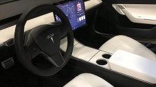 Опасно ли е червеното вино за белите седалки на Tesla (ВИДЕО)