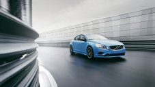 Шведският престолонаследник сяда във Volvo S60