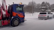 Вижте как Ioniq 5 тегли голям камион в снега