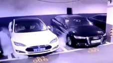 Tesla Model S се взриви на паркинг (ВИДЕО)