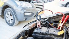 Как се подава ток при паднал акумулатор?