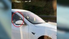 Англичанин остави Tesla да го вози, загуби си книжката