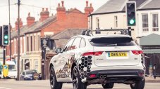 Jaguar Land Rover учи автомобилите да се свързват съ светофарите