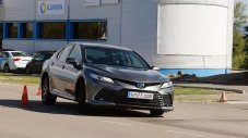 Хибридната Toyota Camry не се посрами на &bdquo;Лосовия тест&ldquo;
