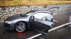 Страшна гледка: Audi R8 разцепен на две