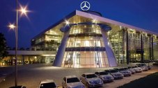 Mercedes-Benz продава всички шоуруми и централата си в Германия
