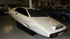 Продават автомобила-амфибия на Джеймс Бонд