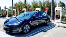 Защо един електромобил се продава колкото всички останали накуп?