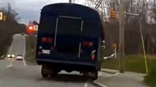 Видео: 12-годишен вилня с автобус в САЩ
